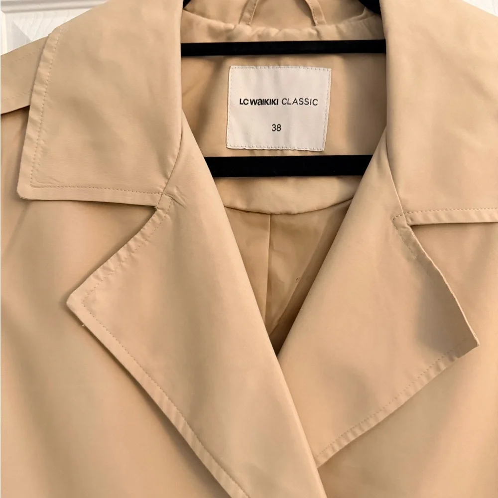 Elegant Tan Trench Coat - Picture 4 of 8